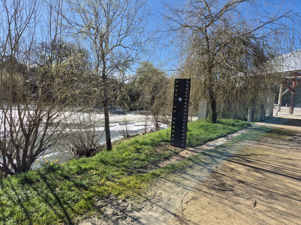 Pose des repères de crue