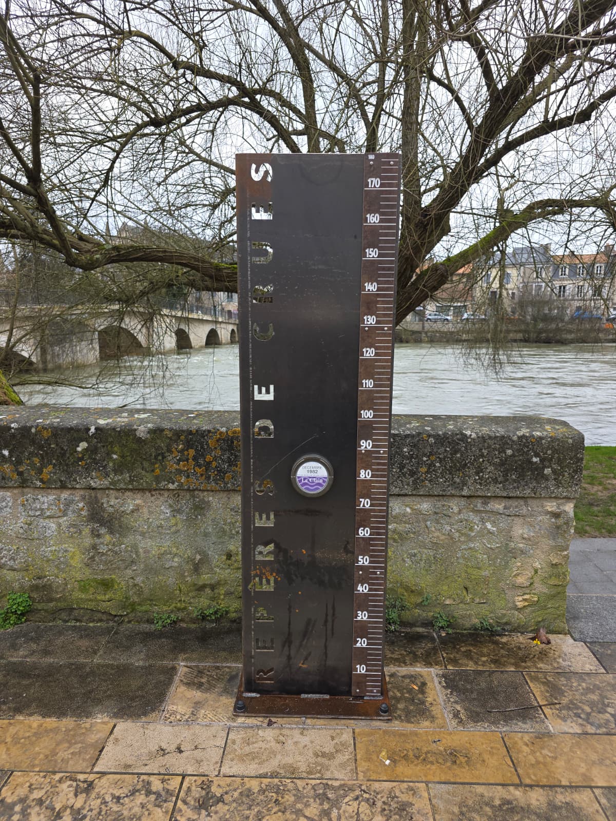 Photos pose des repères de crue